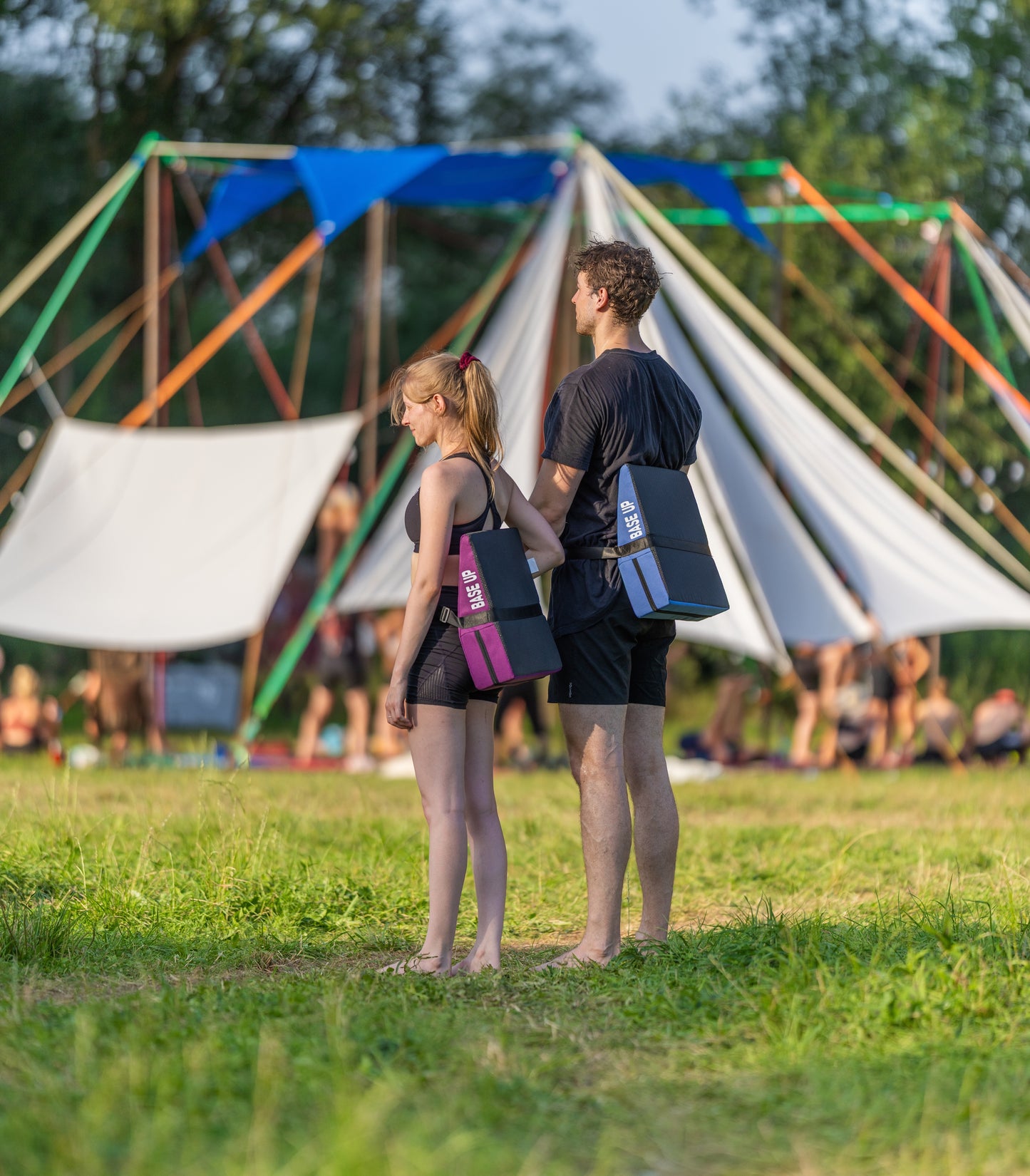 BASE UP PRO | Acroyoga Keilkissen | Kissen für Partner Akrobatik | bei Rückenschmerzen im L-Basing | Reißfester Gurt | Metall Clip Schnalle