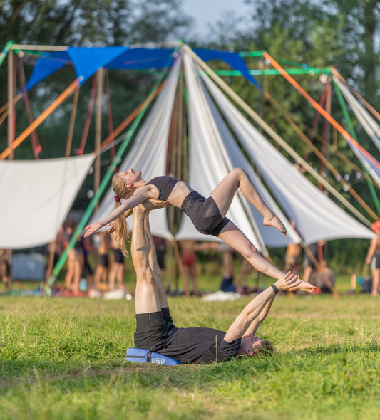 BASE UP PRO | Acroyoga Keilkissen | Kissen für Partner Akrobatik | bei Rückenschmerzen im L-Basing | Reißfester Gurt | Metall Clip Schnalle